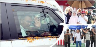 হাতে স্টিয়ারিং, কাঁধে নিজের ব্যাগ, কী বার্তা দিচ্ছেন প্রধানমন্ত্রী