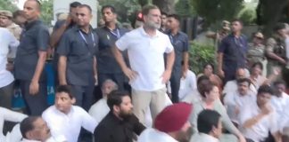 মোদির বাসভবনের সামনে বিক্ষোভে রাহুল-প্রিয়াঙ্কা