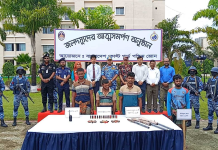 অস্ত্র জমা দিয়ে আত্মসমর্পণ করল ‘বড় জাহাঙ্গীর’ বাহিনীর ৩দস্যু