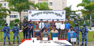 অস্ত্র জমা দিয়ে আত্মসমর্পণ করল ‘বড় জাহাঙ্গীর’ বাহিনীর ৩দস্যু