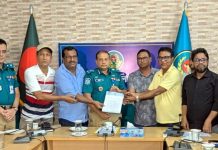 খুলনায় ৪ সাংবাদিককে লক্ষ্য করে গুলি: হামলাকারীদের গ্রেপ্তারের দাবিতে এমইউজে’র স্মারকলিপি