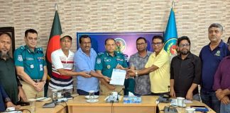 খুলনায় ৪ সাংবাদিককে লক্ষ্য করে গুলি: হামলাকারীদের গ্রেপ্তারের দাবিতে এমইউজে’র স্মারকলিপি