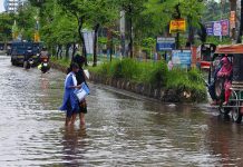 রাতভর বৃষ্টিতে খুলনায় জলাবদ্ধতা, আরও বৃষ্টির সম্ভাবনা