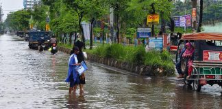 রাতভর বৃষ্টিতে খুলনায় জলাবদ্ধতা, আরও বৃষ্টির সম্ভাবনা