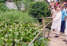 ময়ূর নদীর ওপর ঝুঁকিপূর্ণ কাঠের ব্রীজ পরিদর্শন কেসিসি প্রশাসক মঞ্জু’র