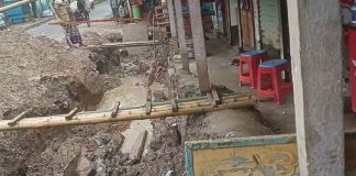 পাইকগাছায় ড্রেনেজ ভেঙে ঝুঁকিতে সড়ক ও দোকানপাট