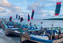 লঘুচাপে সাগর উত্তাল, ট্রলার নিয়ে উপকূলে ফিরছেন জেলেরা