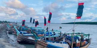 লঘুচাপে সাগর উত্তাল, ট্রলার নিয়ে উপকূলে ফিরছেন জেলেরা