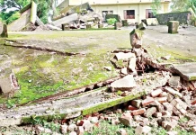 অপসারণের সময় ধসে পড়ল পরিত্যক্ত ভবন
