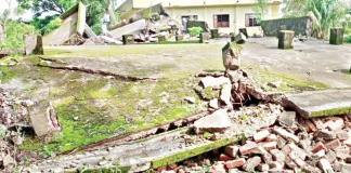 অপসারণের সময় ধসে পড়ল পরিত্যক্ত ভবন
