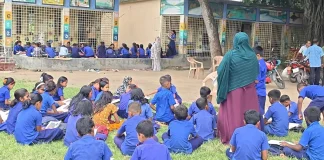 ভবন সংকটে খোলা আকাশের নিচে ক্লাস, দুর্ভোগে ২০০ শিক্ষার্থী