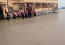 হাঁটুসমান পানি মাড়িয়ে স্কুলে যায় শিশুরা