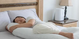 কোলবালিশ জড়িয়ে ঘুমানো কী ভালো?