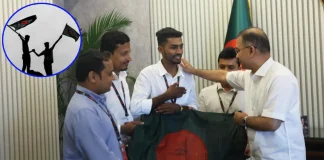 রক্তমাখা পতাকা প্রধানমন্ত্রীর হাতে তুলে দিলেন জুলাইযোদ্ধা