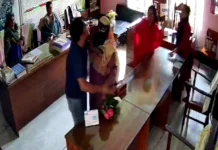 ছাত্রীকে শাসন করায় শিক্ষিকাকে পেটালেন অভিভাবক