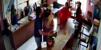 ছাত্রীকে শাসন করায় শিক্ষিকাকে পেটালেন অভিভাবক