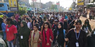 খুলনায় সড়ক অবরোধ করে শিক্ষার্থীদের বিক্ষোভ, তীব্র যানজট