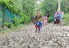 স্কুলে পৌঁছাতে কাদায় মাখামাখি, ব্যাগে বইয়ের সঙ্গে তাই বাড়তি পোশাক