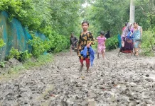 স্কুলে পৌঁছাতে কাদায় মাখামাখি, ব্যাগে বইয়ের সঙ্গে তাই বাড়তি পোশাক