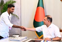 রক্তমাখা পতাকা প্রধানমন্ত্রীর হাতে তুলে দিলেন জুলাইযোদ্ধা