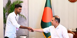 রক্তমাখা পতাকা প্রধানমন্ত্রীর হাতে তুলে দিলেন জুলাইযোদ্ধা