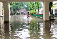 রাতের বৃষ্টিতে ডিসি কার্যালয়সহ শহর এলাকায় হাঁটু পানি, দুর্ভোগে জনজীবন