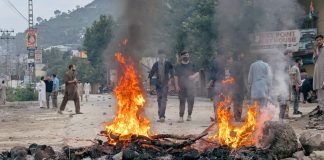 সাংবাদিকদের টুঁটি চেপে ধরেছে পাকিস্তান
