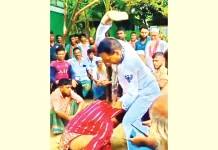 কুমিল্লায় সালিশের নামে প্রকাশ্যে নারীকে চেয়ারম্যানের জুতাপেটা