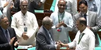 নবনির্বাচিত রাষ্ট্রপতি মির্জা ফখরুলকে লাল গোলাপ শুভেচ্ছা জানালেন প্রধানমন্ত্রী