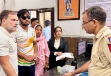 চোখে ৩, শরীরে ২০০ ছররা গুলি: আহত শিক্ষার্থীকে নিয়ে থানায় রাহুল গান্ধী