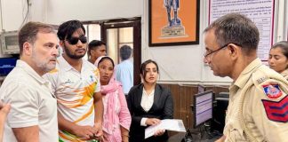 চোখে ৩, শরীরে ২০০ ছররা গুলি: আহত শিক্ষার্থীকে নিয়ে থানায় রাহুল গান্ধী