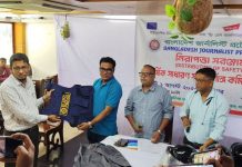 খুলনা বিভাগের ৬০ সাংবাদিকের মধ্যে নিরাপত্তা সরঞ্জাম বিতরণ