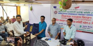 খুলনা বিভাগের ৬০ সাংবাদিকের মধ্যে নিরাপত্তা সরঞ্জাম বিতরণ