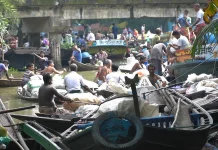 শতবর্ষী ভাসমান হাটে ৪ ঘণ্টায় বিক্রি ২৫ লাখ টাকার সবজি