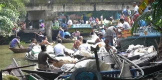 শতবর্ষী ভাসমান হাটে ৪ ঘণ্টায় বিক্রি ২৫ লাখ টাকার সবজি