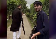 নারায়ণগঞ্জে পার্কে বন্দুক হাতে দুই তরুণ আটক