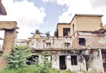 ধ্বংসস্তূপে পরিণত খুলনার ‘শেখ বাড়ি’, পোকামাকড়ের বসতি