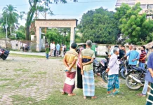 থানার মধ্যে সালিশে ব্যস্ত পুলিশ, ক্ষুব্ধ অনেকেই