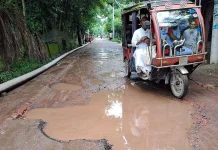 শরণখোলায় সড়ক নয়-যেন ডোবা !