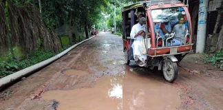 শরণখোলায় সড়ক নয়-যেন ডোবা !