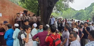 জুলাই জাদুঘরের প্রবেশমুখেই থমকে দাঁড়ায় মানুষ