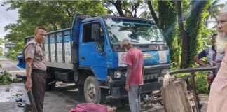 নগরীর তলেগিাতী বাইপাসে সড়ক র্দুঘটনায় ভ্যানচালক নহিত : আটক ২
