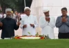 শপথের আগে জিয়াউর রহমান-খালেদা জিয়ার কবরে শ্রদ্ধা জানালেন মির্জা ফখরুল