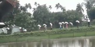 সারের অপেক্ষায় ক্ষোভ, গোডাউন ভেঙে সার নিয়ে গেল কৃষকরা