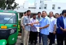 জুলাই যোদ্ধা আজিজুরকে অটোরিকশা উপহার প্রধানমন্ত্রীর