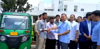 জুলাই যোদ্ধা আজিজুরকে অটোরিকশা উপহার প্রধানমন্ত্রীর