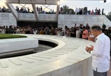 মা-বাবার কবর জিয়ারত করলেন প্রধানমন্ত্রী