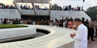 মা-বাবার কবর জিয়ারত করলেন প্রধানমন্ত্রী