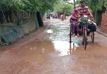 চার বছরেও শেষ হয়নি কাজ, সড়ক সংস্কারের নামে ভোগান্তি
