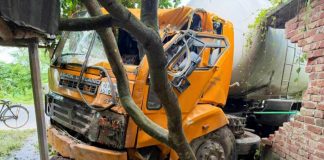 কেশবপুরে বসতবাড়িতে ঢুকে পড়ল গ্যাসবাহী ট্যাংকার, অল্পের জন্য রক্ষা